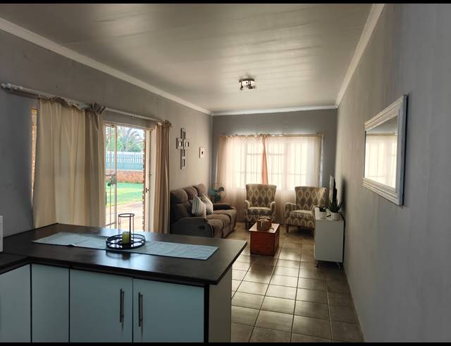 1 BEDROOM FLAT TO LET IN MOOINOOI